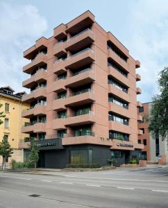 Un edificio alto sul lato di una strada di VISIONAPARTMENTS Lugano - contactless check-in a Lugano