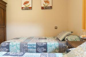 Ein Bett oder Betten in einem Zimmer der Unterkunft Masía Rural Can Poch