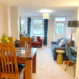 ein Wohnzimmer mit Tisch und Couch in der Unterkunft Stylish cottage in vibrant riverside village in North Ferriby