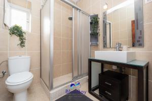 Un baño con inodoro, lavabo y ducha. en The Yellow One, en La Herradura 38 fotos más