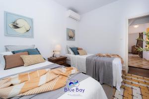 2 camas en una habitación con caja azul en The Yellow One, en La Herradura