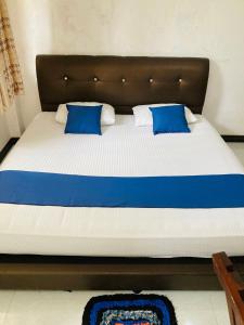 Letto o letti in una camera di Tunnel Side Hotel Ramboda