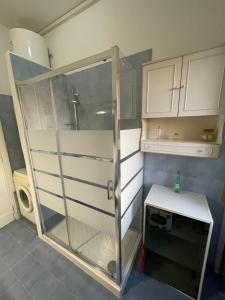 Una pequeña cocina con un armario de cristal y una mesa. en Casa in campagna Il Colibrì, en Sacrofano 8 fotos más