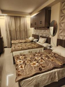 un gruppo di 4 posti letto in una camera di Cecilia Village a Hurghada
