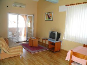TV a/nebo společenská místnost v ubytování Apartments Klaric