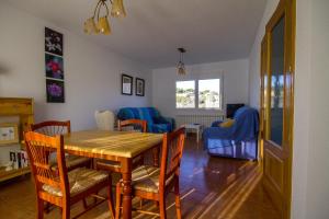 une salle à manger avec une table et des chaises en bois dans l'établissement AT Las Viñuelas 17, à Burgohondo 11 autres photos