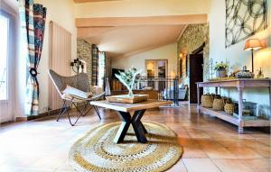 Χώρος καθιστικού στο Stunning Home In St Privat Des Vieux