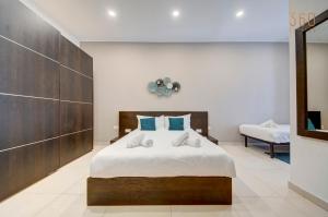 Ένα ή περισσότερα κρεβάτια σε δωμάτιο στο Duplex 2BR penthouse with Balcony, Rooftop & Views by 360 Estates