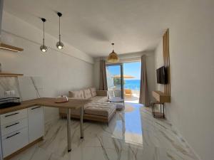Kuchyň nebo kuchyňský kout v ubytování Ocean Blue 2, Seaside Suite