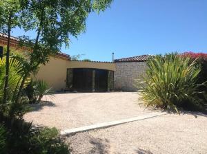 MontégutにあるGers habitationのガレージ付き家