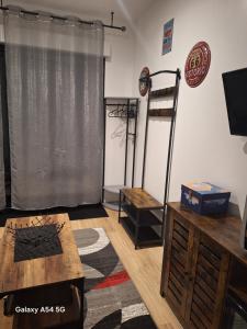 Μια τηλεόραση ή/και κέντρο ψυχαγωγίας στο Studio neuf avec espace de travail séparé