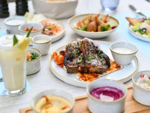 Eten bij of ergens in de buurt van het hotel

