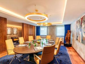 Mövenpick Hotel Abidjan的休息区
