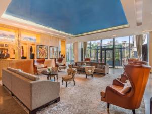 Mövenpick Hotel Abidjan的休息区