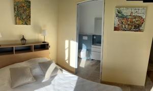 Fotografie z fotogalerie ubytování Charmante petite maison avec piscine v destinaci Monguillem