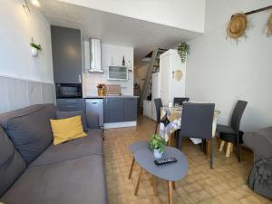 un salon avec un canapé et une table dans l'établissement Appartement 3 pièces - Gruissan GN160-434, à Gruissan