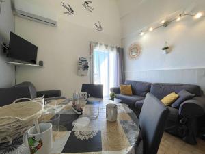 un salon avec une table et un canapé dans l'établissement Appartement 3 pièces - Gruissan GN160-434, à Gruissan