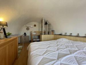 une chambre avec un lit blanc et un bureau dans l'établissement Appartement 3 pièces - Gruissan GN160-434, à Gruissan 8 autres photos