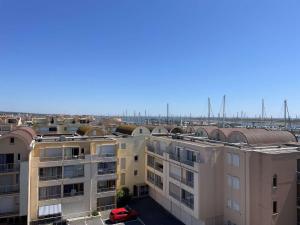 une vue aérienne d'une ville avec des bâtiments dans l'établissement Appartement 3 pièces - Gruissan GN160-434, à Gruissan