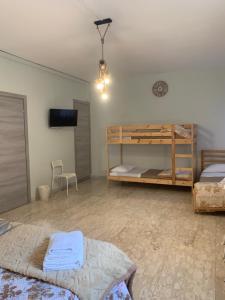 una camera con 2 letti a castello e una TV di Neapolis center2 a Napoli