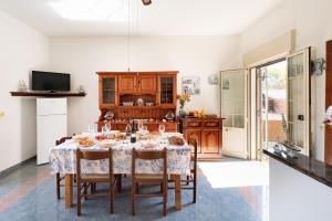 a dining room with a table and a kitchen at White Sand Private Villa Near The Sea, Wifi in Torre Squillace