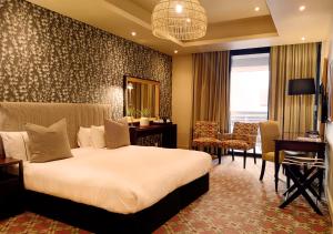 德班Royal Palm Hotel的一间配有大床和书桌的酒店房间