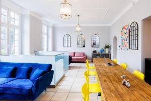 a living room with a blue couch and a wooden table at Hotelzimmer in Düsseldorf 2 Heidelberger Hof in Düsseldorf