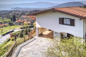 een huis met een balkon met uitzicht op een straat bij Villa Jone in Arizzano