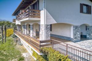 een huis met een houten oprit naar een balkon bij Villa Jone in Arizzano