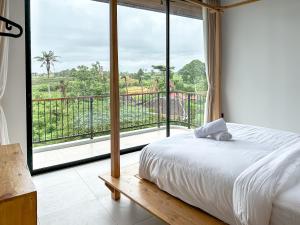 Ένα ή περισσότερα κρεβάτια σε δωμάτιο στο 4Bedroom Umah Jeng Alessia Villa - Pererenan by SooBali