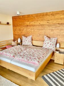 Postel nebo postele na pokoji v ubytování Heavenly Loft Allgäuer Fillebänkle