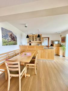 Kuchyň nebo kuchyňský kout v ubytování Heavenly Loft Allgäuer Fillebänkle