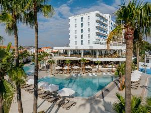 une image d'un hôtel avec une piscine et des palmiers dans l'établissement Lordos Beach Hotel & Spa, à Larnaka