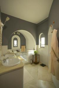 a large bathroom with a sink and a tub at Dar Tozria in Tozeur
