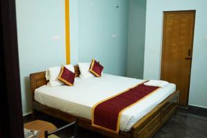 Una cama o camas en una habitación de Birds Nest Homestay, Pondicherry