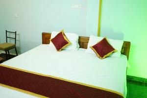 Una cama o camas en una habitación de Birds Nest Homestay, Pondicherry