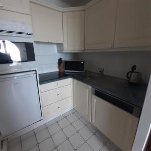 Kuchyňa alebo kuchynka v ubytovaní Les hublots - appartement vue mer