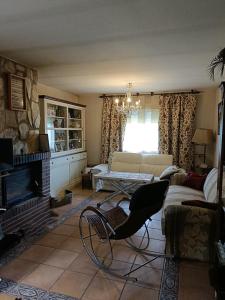 a living room with a couch and a chair at El Remanso casa para desconectar in Aldea del Fresno