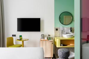 TV a/nebo společenská místnost v ubytování ibis Styles Old Tbilisi