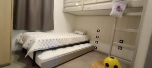 a small bedroom with a bed and a bunk bed at Charmant Cottage in Saubrigues