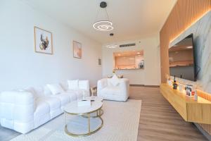 un soggiorno con un divano bianco e un tavolo di Burj Vista 2BR Luxurious Apartment with Direct Access to Dubai Mall a Dubai