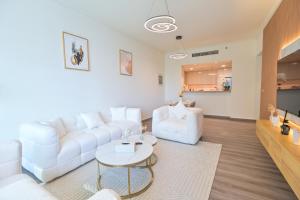 un soggiorno con un divano bianco e un tavolo di Burj Vista 2BR Luxurious Apartment with Direct Access to Dubai Mall a Dubai Altre 51 foto