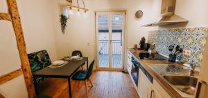 a small kitchen with a table and a small table and a table at 2BR Wohnen mit Aussicht in der malerischen Altstadt - gemütlich & zentral in Schwäbisch Hall
