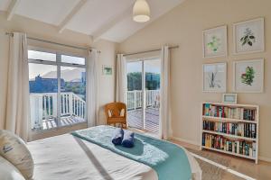 ベティーズ・ベイにあるTidesのベッドルーム(ベッド1台、本棚付)