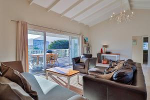 ベティーズ・ベイにあるTidesのソファとテーブルのあるリビングルーム +14枚の写真