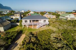 ベティーズ・ベイにあるTidesの丘の上の家屋