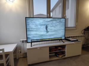 einen Flachbild-TV auf einem Stand in einem Wohnzimmer in der Unterkunft CASA EN EL CENTRO HISTÓRICO DE CASTRO URDIALES in Castro-Urdiales