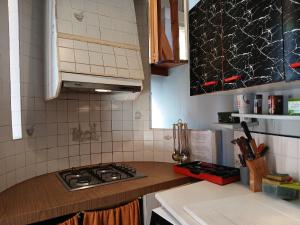 een keuken met een fornuis en een aanrechtblad bij Loft Americain Centre-Ville in Marseille