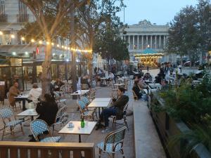 een groep mensen die aan tafels in een restaurant zitten bij Loft Americain Centre-Ville in Marseille