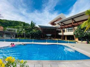 Kolam renang di atau dekat dengan Pico de Loro Condo Accommodation for Rent